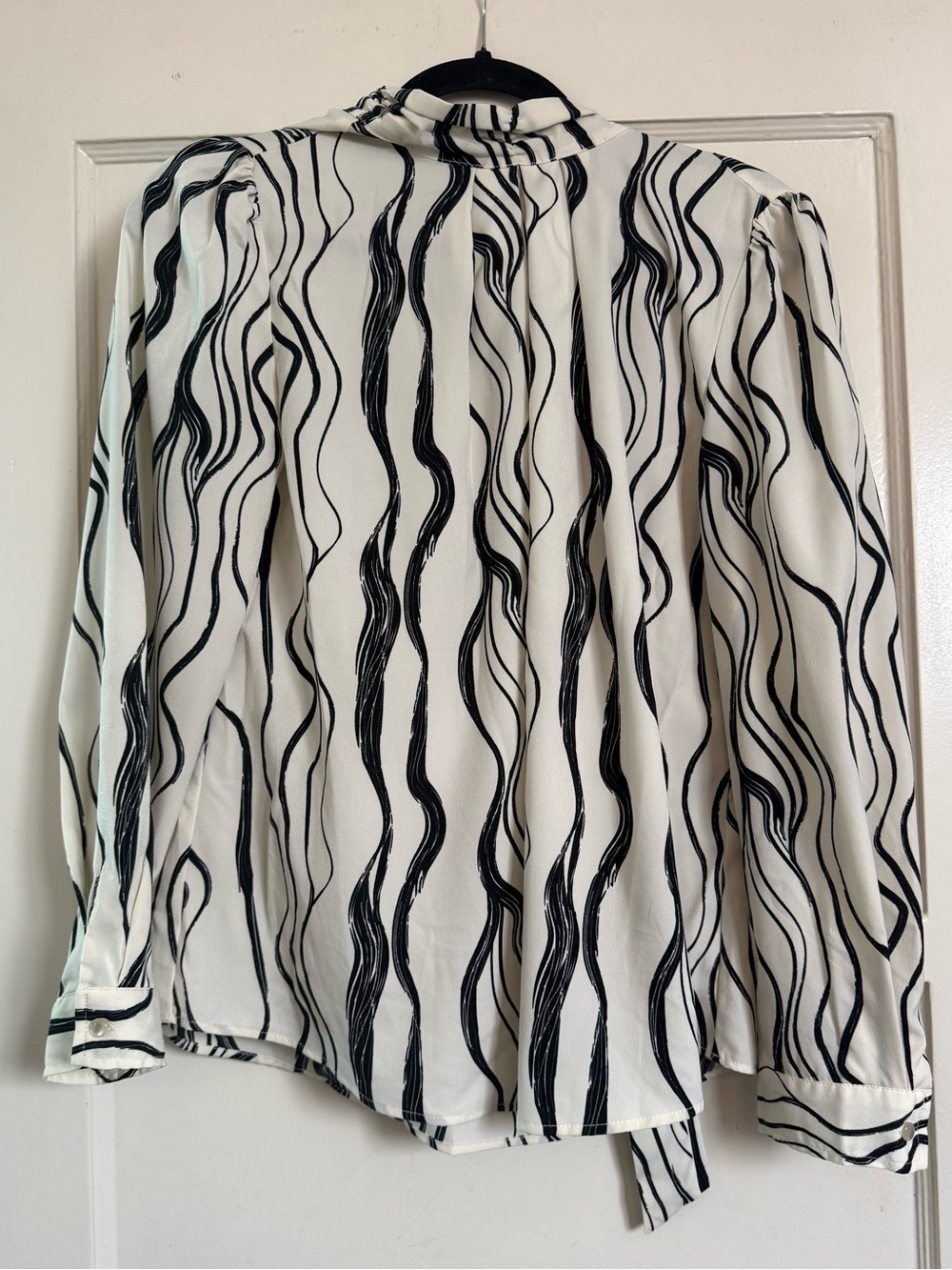 Adrianna Papell Ivory & Black Abstract Brush Tie-Neck Blouse | Small - Picture 14 of 14